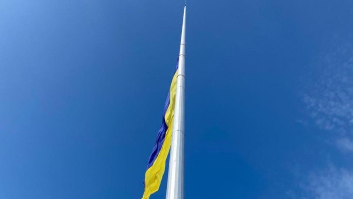 Крушение самолета АН-26 под Харьковом: в Киеве приспустили главный флаг Украины