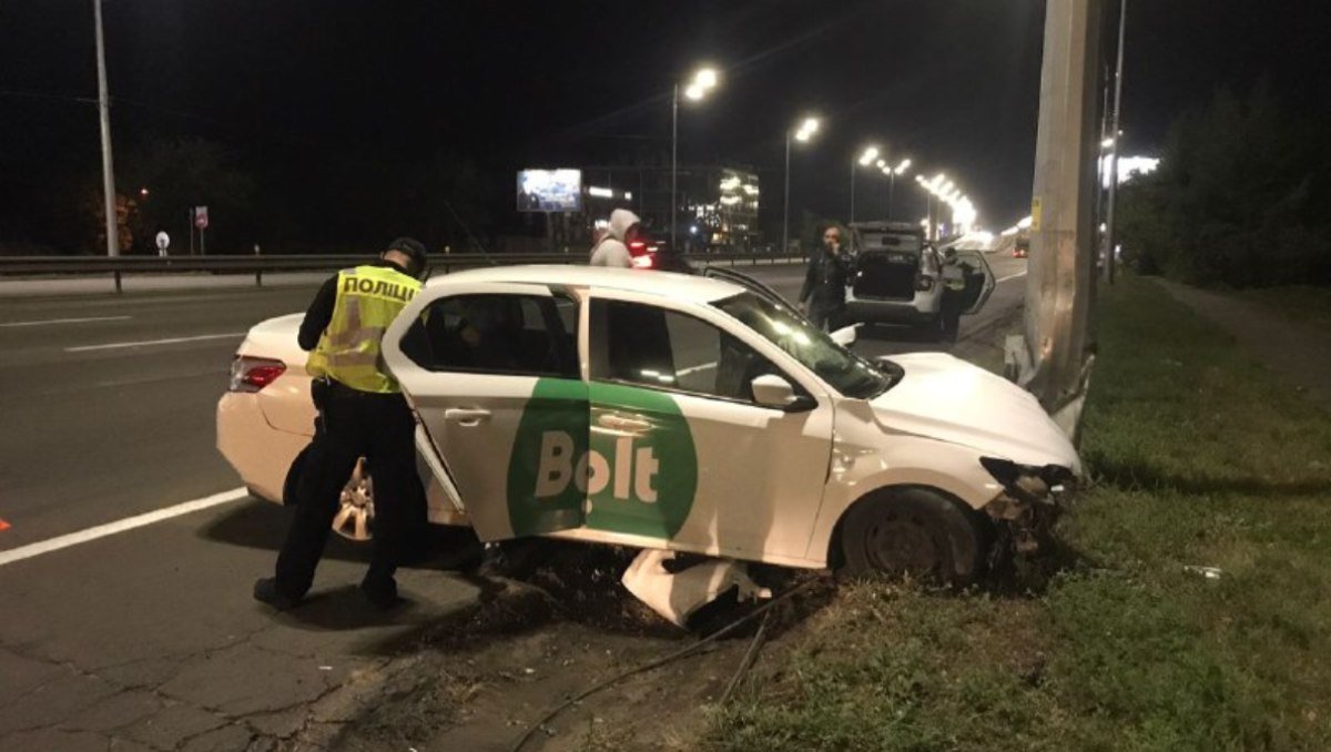 В Киеве на Столичном шоссе пьяный таксист заснул за рулем и влетел в столб