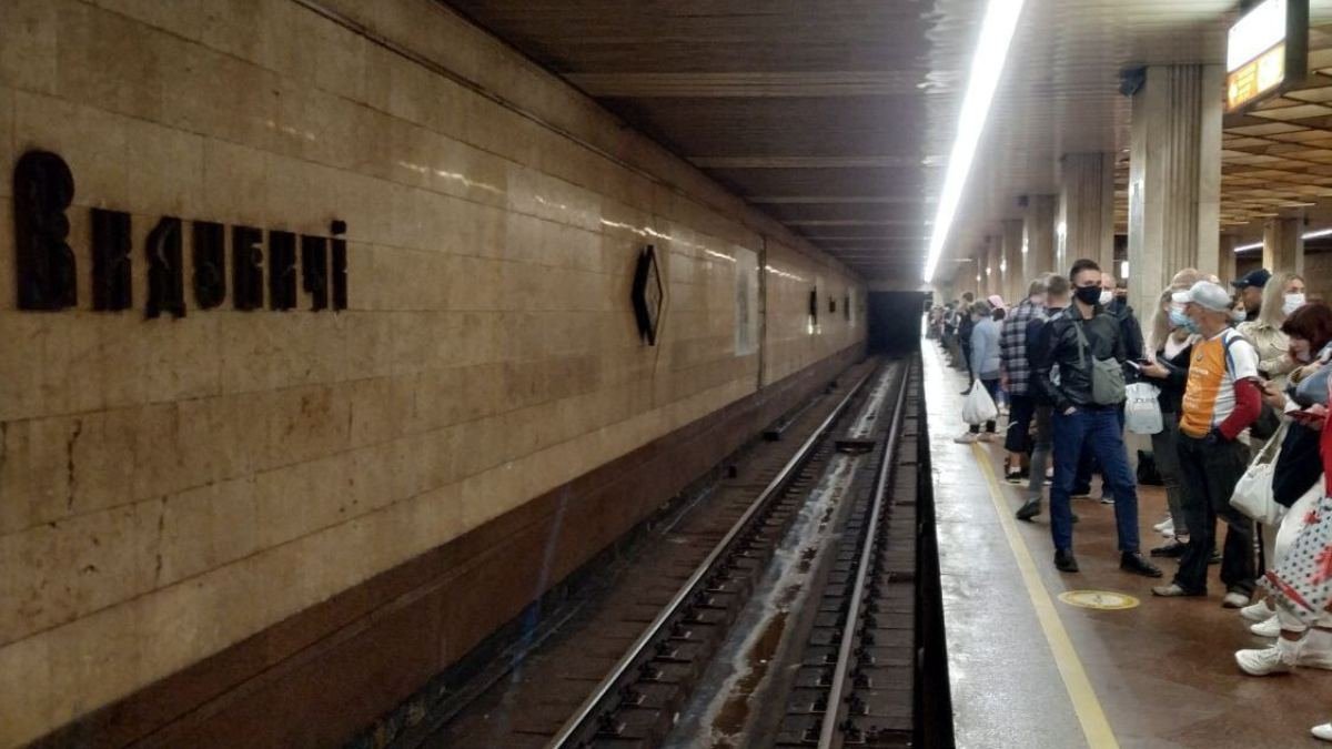 В Киеве под поездом метро погиб мужчина: стала известна личность "зацепера" и подробности трагедии
