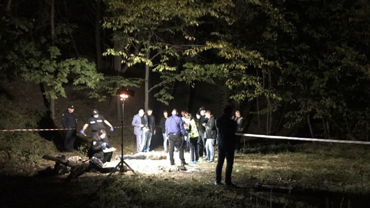 В Киеве на Лысой горе нашли изувеченное тело мужчины с ножницами в шее: полиция раскрыла подробности убийства