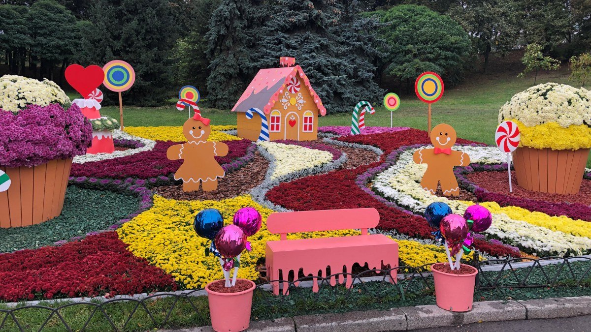 Где в Киеве сделать фото с гигантским пряником и леденцами на цветочной лужайке