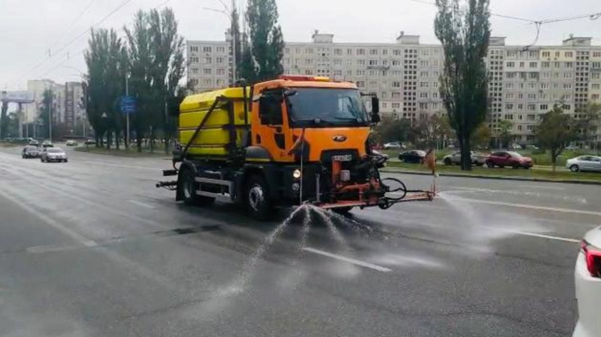 Зачем в Киеве дороги моют шампунями