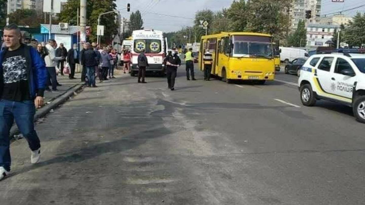 В Киеве на Виноградаре маршрутка сбила трех человек на переходе: есть погибшие