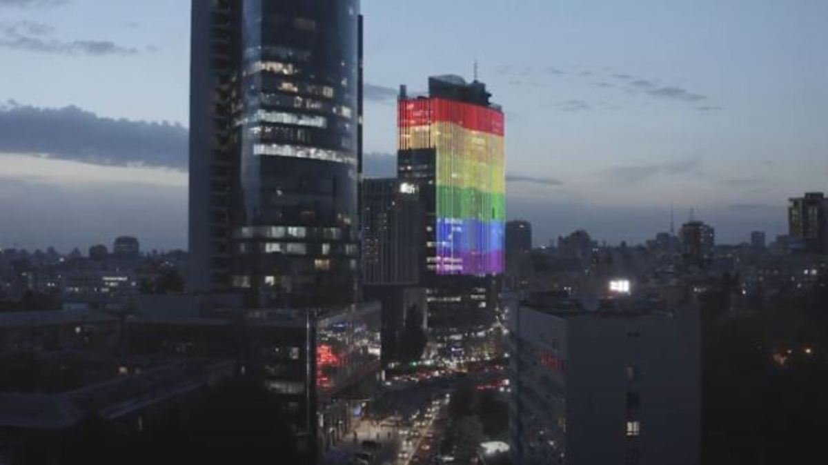 В Киеве здание ТРЦ Gulliver подсветили цветами флага ЛГБТ