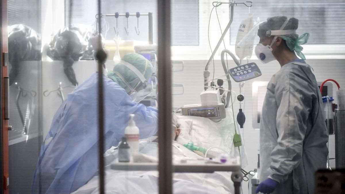 Кличко обратился к правительству за помощью в борьбе с коронавирусом в Киеве: быстро растет количество госпитализаций