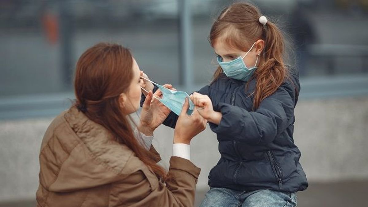 В Киеве снова более полтысячи случаев коронавируса за сутки: кто заболел