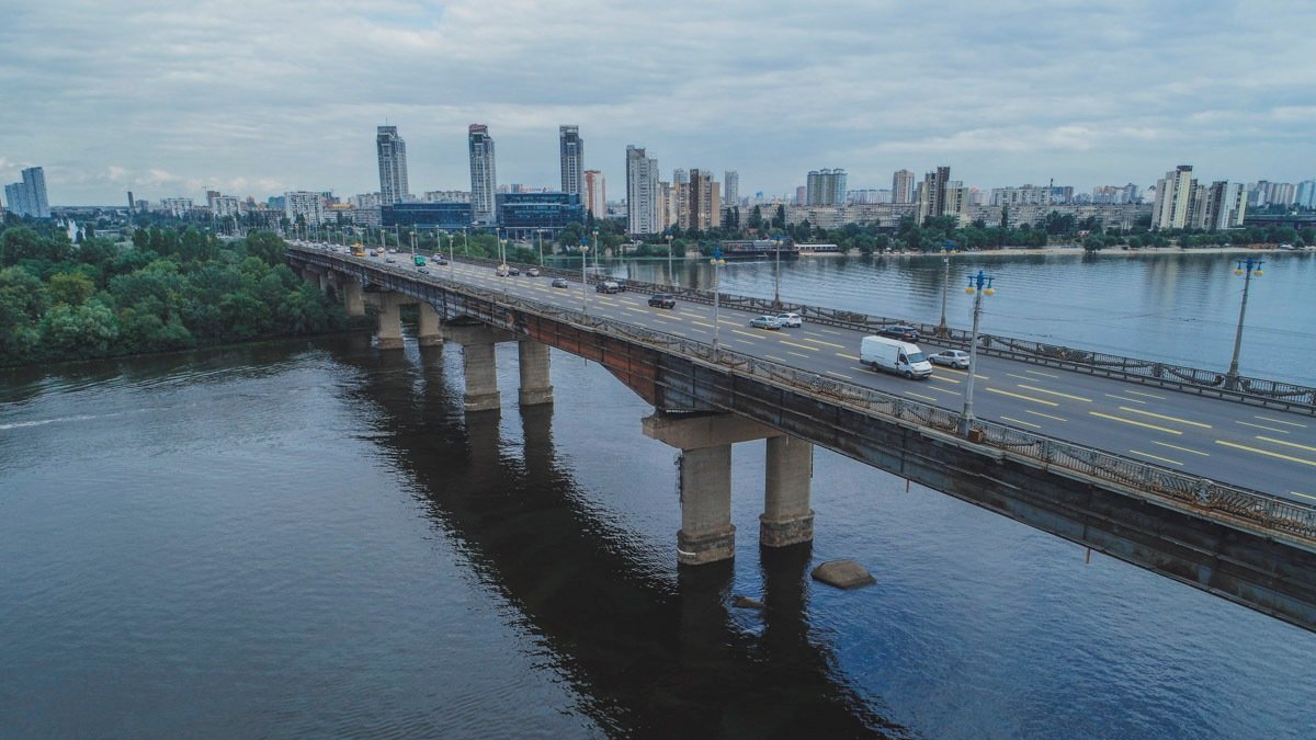 В Киеве ограничат движение на съезде с моста Патона