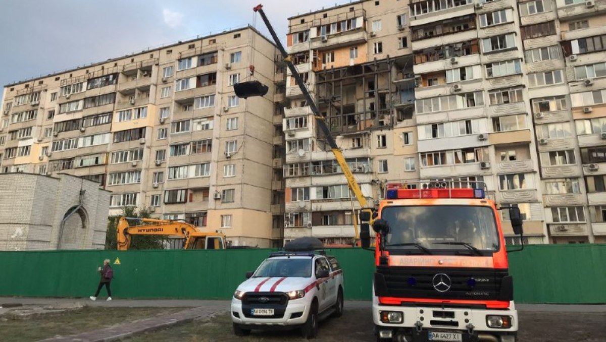 Взрыв в доме на Позняках в Киеве: как спасатели помогают жильцам забрать из квартир свои вещи