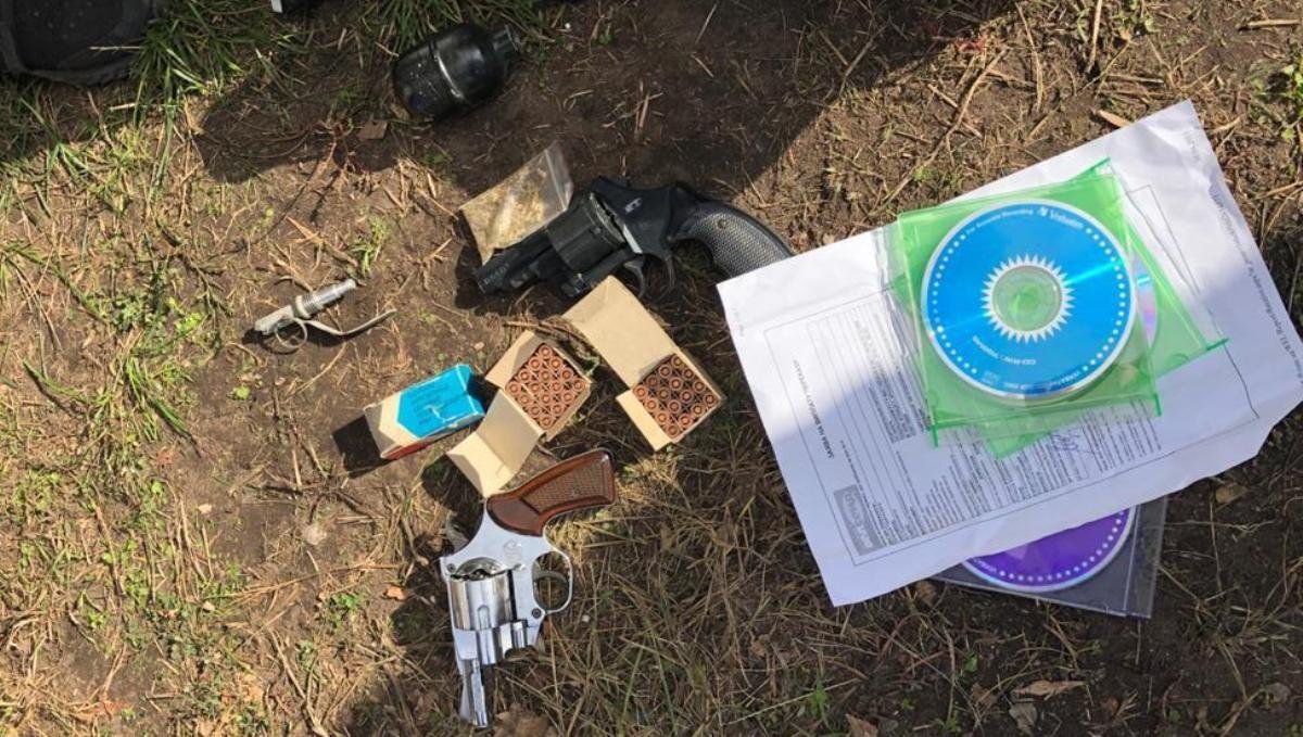 В Киеве во время разбора вещей в разрушенном доме на Позняках нашли оружие и боеприпасы