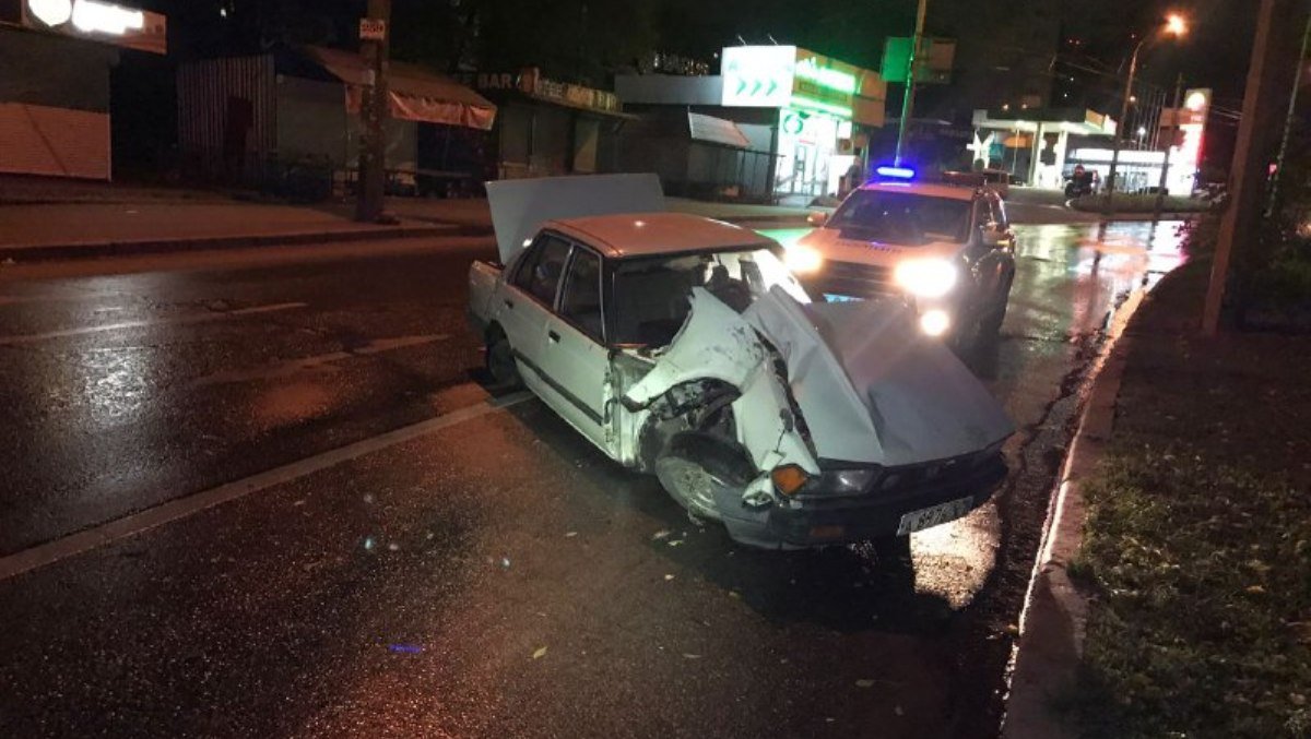 В Киеве на Виноградаре водитель Honda влетел в столб на скользкой дороге