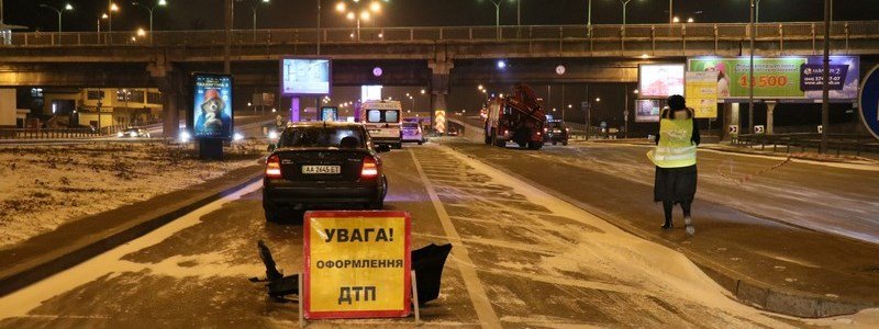 В Киеве Toyota влетела в опору моста: погибшего мужчину вырезали из авто