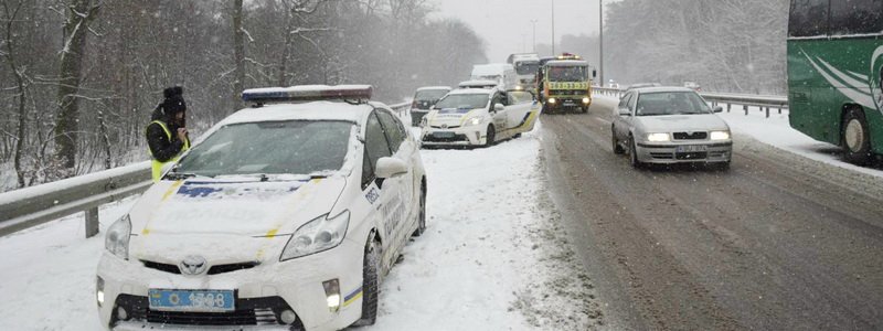 Полиция на Toyota Prius спровоцировала ДТП из шести автомобилей на Житомирском шоссе