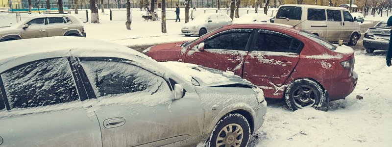В Киеве девушка на Hyundai спровоцировала ДТП: пассажира в шоке забрала "скорая"