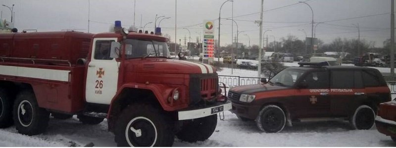 В Киеве пожарные вышли на улицы, чтобы спасать водителей