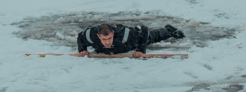 В Киеве люди бросались под лед, чтобы показать, как правильно их спасать