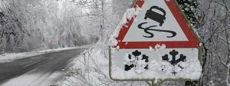 Из-за сильного снегопада полностью перекрыли трассу "Киев – Одесса"
