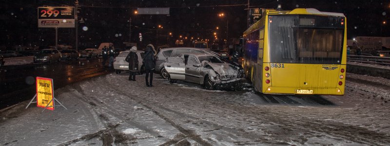 На Маяковского столкнулись 114-й автобус и три легковушки: есть пострадавшие