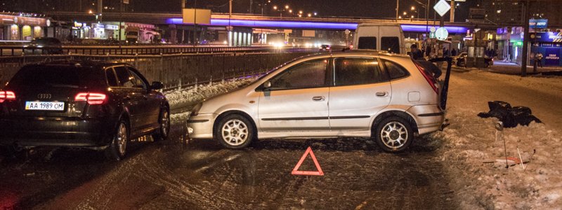 На Позняках водитель Dacia вышел поменять колесо и угодил в аварию