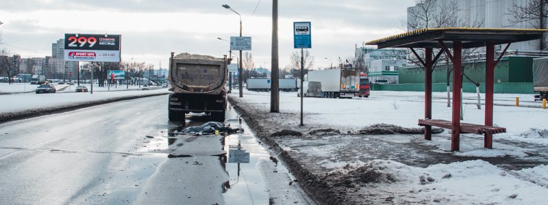 В Киеве мужчина бросился под колеса грузовика
