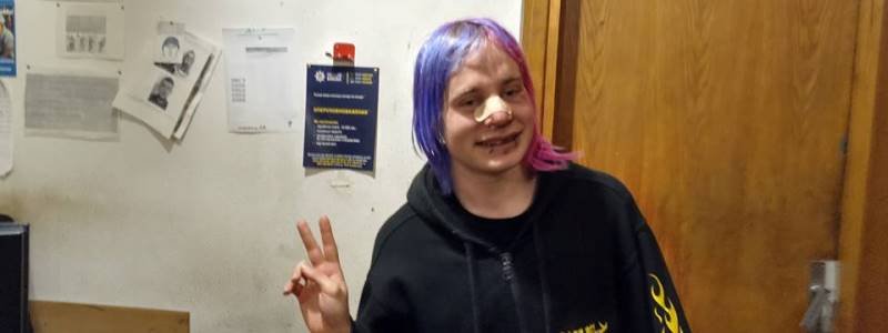 В центре Киева британца избили ногами из-за фиолетовых волос