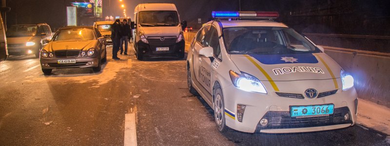 В Киеве Bentley, Mercedes и еще 4 авто на скользкой дороге устроили "паровозик"