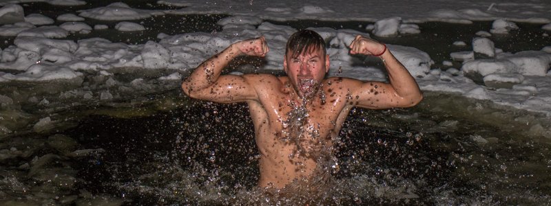 Ночь на Крещение: как на пляжах Киева купаются первые "моржи"
