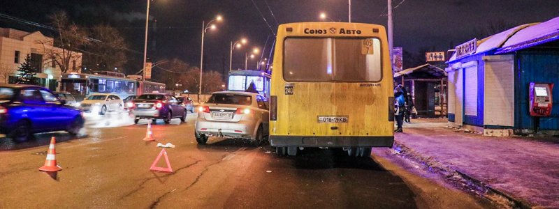 В Киеве столкнулись маршрутка и Chevrolet: пострадал дедушка