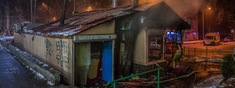 В Киеве дотла сгорели "Грузинская выпечка" и парикмахерская
