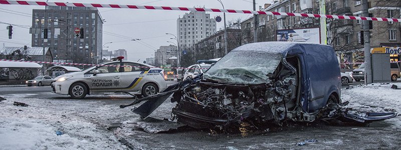 На Лобановского Volkswagen врезался в столб: водителя «вырезали» из машины