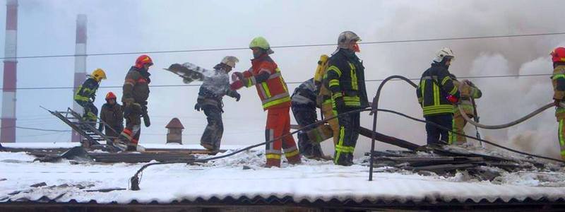 В Киеве полсотни пожарных тушили горящий склад