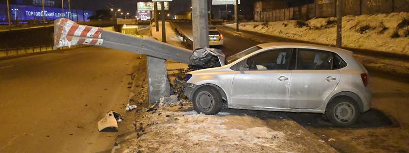 Возле станции "Зенит" автомобиль протаранил отбойник
