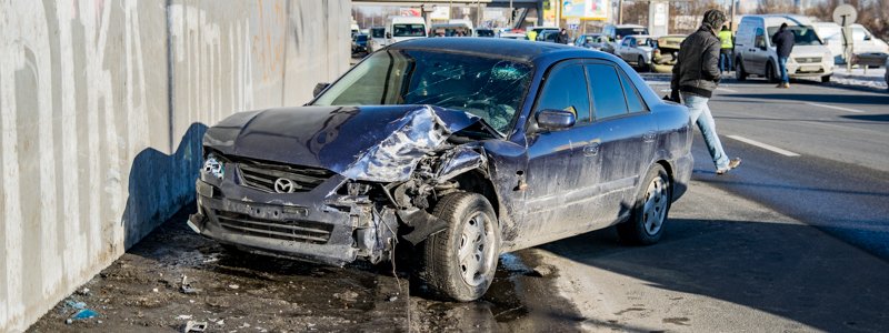 В Киеве водитель Mazda разбил голову, влетев на высокой скорости в Lanos