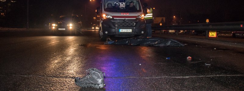 Смертельное ДТП в Киеве: парня перекинуло через отбойник от удара с авто