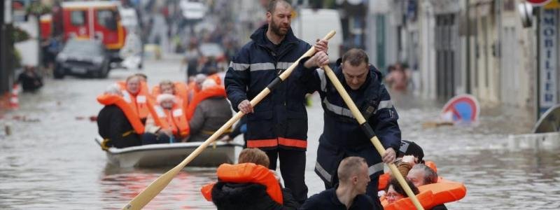 Затопленный Париж, смерть фиолетового телепузика и массовый бан российских спортсменов на Олимпиаде 2018: ТОП новостей дня