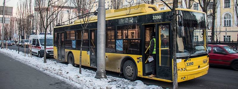 В центре Киева в троллейбусе скончался мужчина