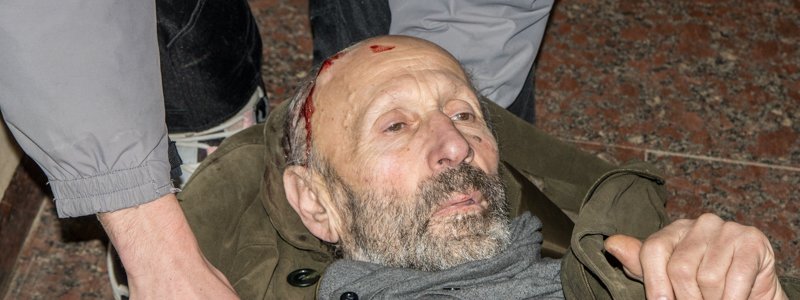 В метро Киева прохожие спасли жизнь пьяному мужчине