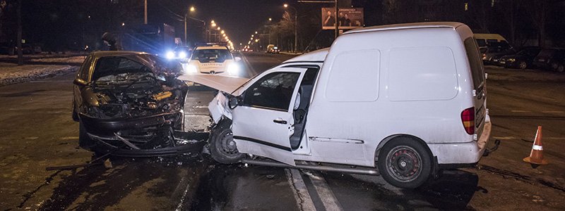 На проспекте Свободы Volkswagen вылетел на встречку и врезался в Opel: пострадали оба водителя
