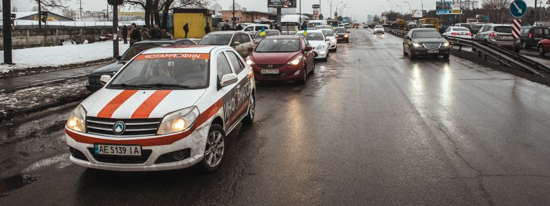 Автоколонна из Киева отправилась на место боя почтить память героев Крут