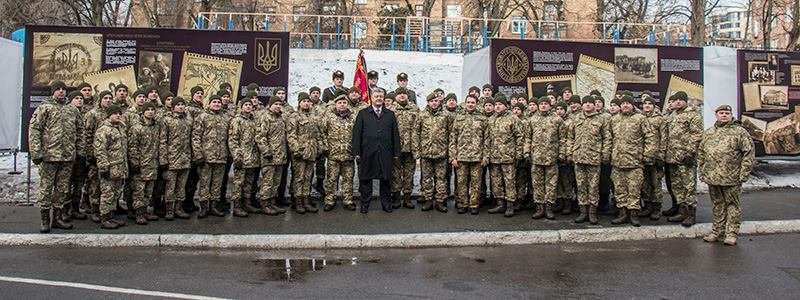 В Киеве Порошенко торжественно присвоил военному институту имя Героев Крут