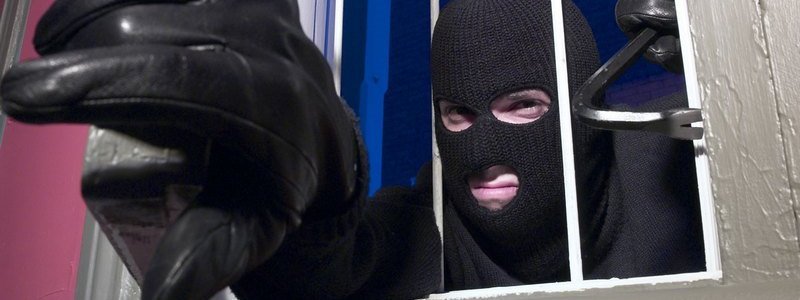 Под Киевом двое вооруженных мужчин в масках пытались ограбить дом