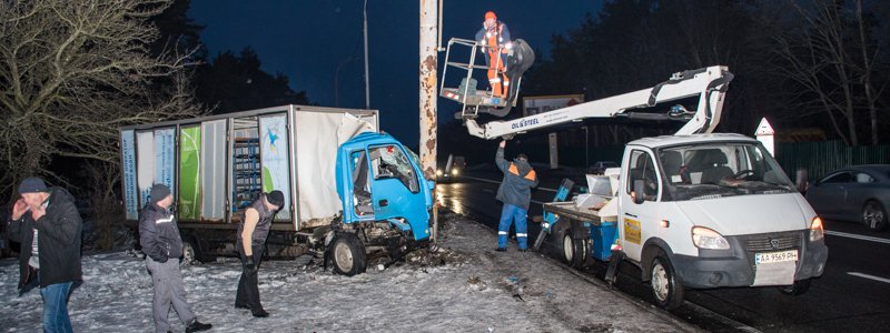 В Конча-Заспе грузовик вылетел с дороги и врезался в столб: водитель в больнице