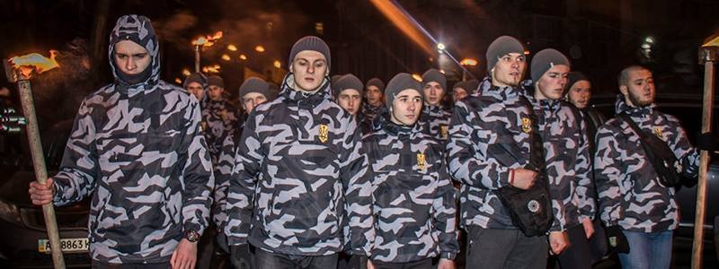 В центре Киева жгли факелы и открыли памятник в честь героев Крут