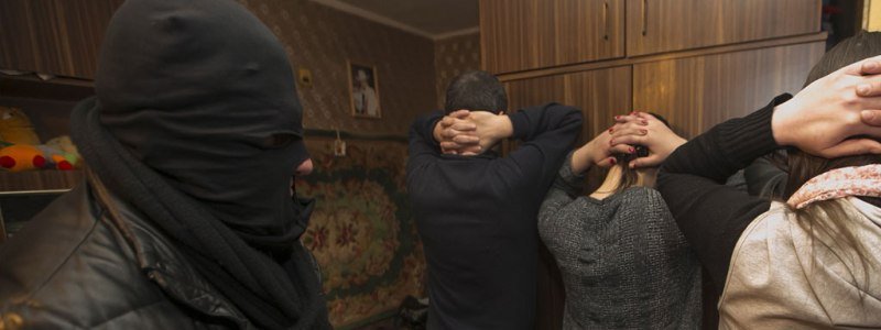 В Киеве наркоторговку и семерых рецидивистов "взяли" за товар на миллион гривен