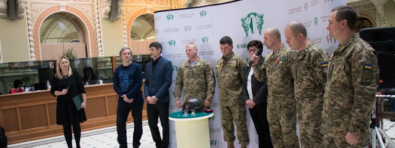 В Киеве НБУ представил монету с полуразрушенной башней Донецкого аэропорта