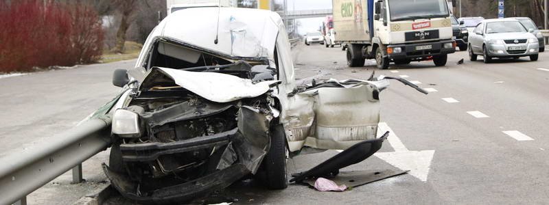 В Киеве Citroen влетел в грузовик: пострадал водитель