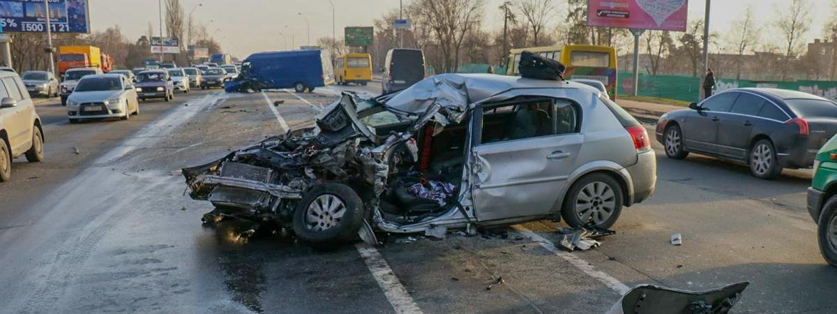 На Броварском проспекте Opel на евробляхах устроил ДТП с пятью авто: водителя вырезали из машины