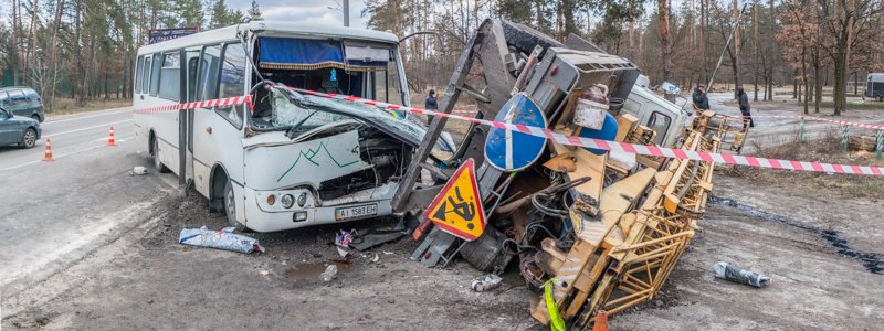 Под Киевом маршрутка врезалась в автовышку: пострадали пассажиры и водитель
