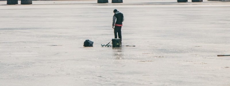 В Киеве рыбаки игнорируют спасателей и рискуют жизнью на тонком льду