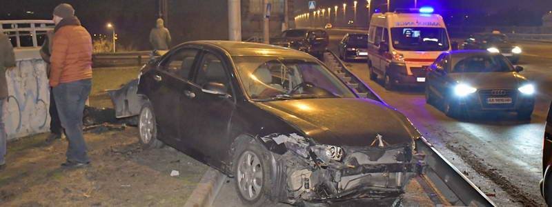 В Киеве Audi протаранила Honda и застряла между столбом и отбойником
