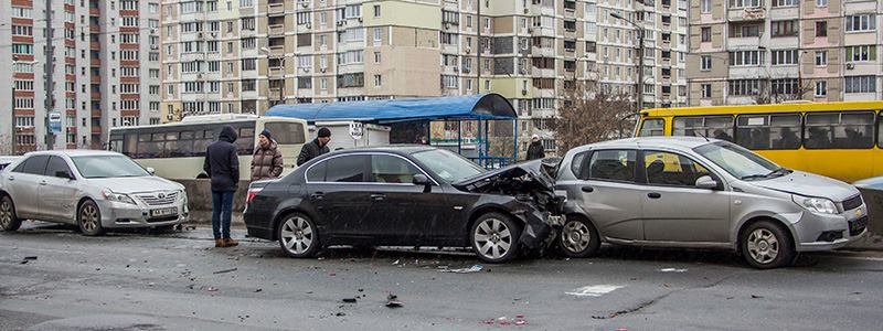 В Киеве BMW на евробляхах на высокой скорости влетел в три автомобиля
